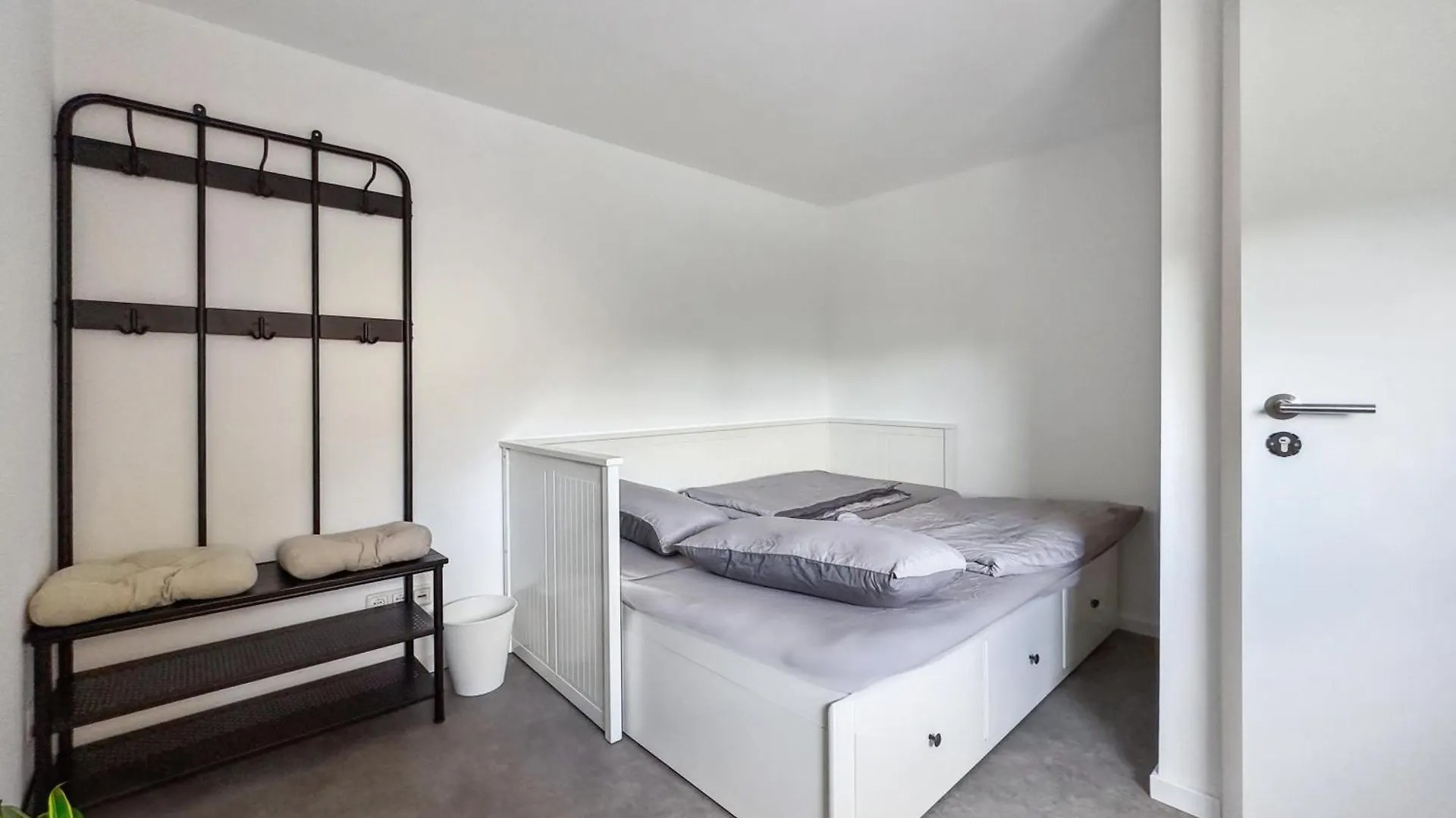 Hotel Gemutliches Einzelzimmer In Frankfurt Schwanheim - Nahe Flughafen Frankfurt nad Menem